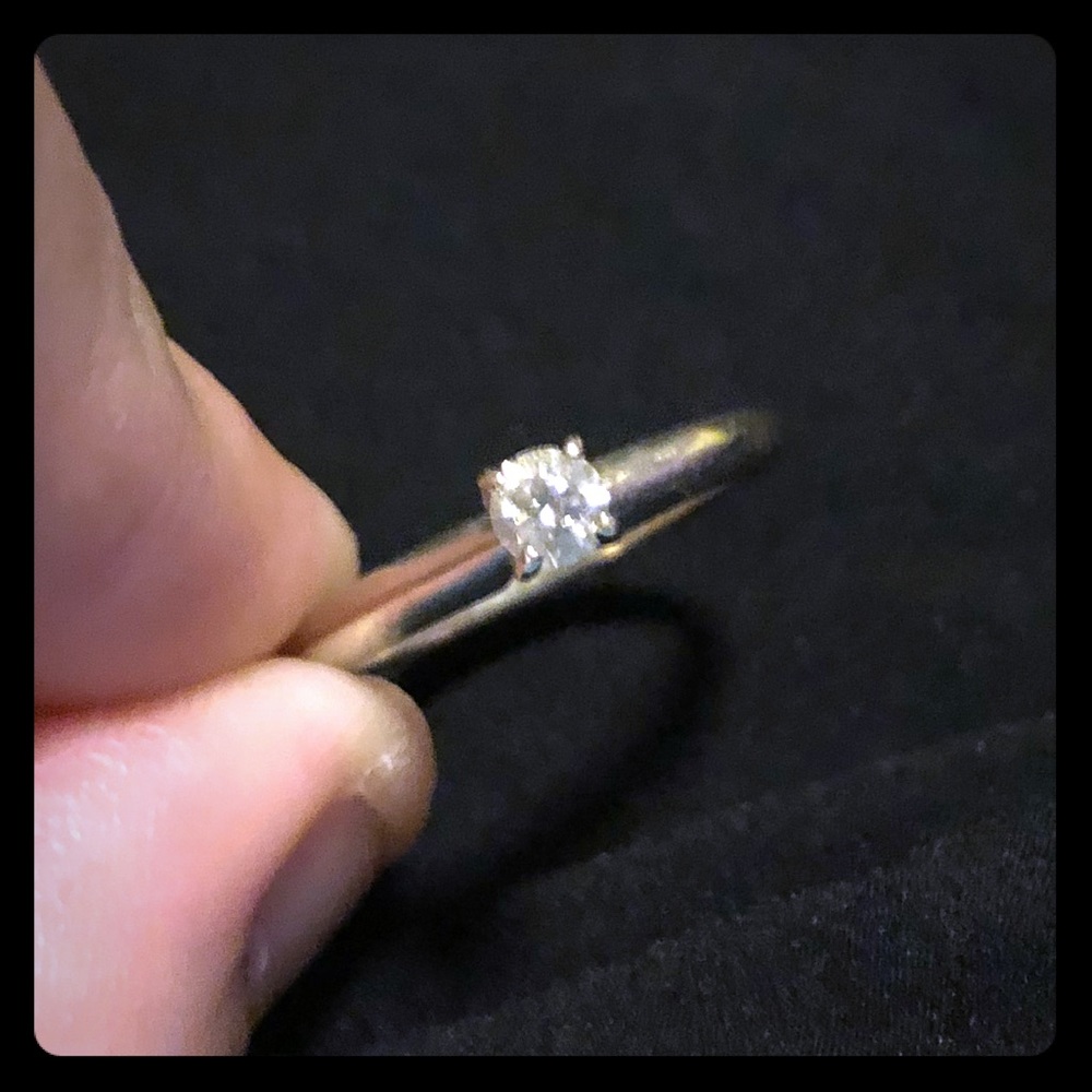 Diamond white gold engagement ring